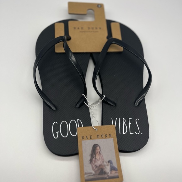 Rae Dunn women’s black flip flops - Picture 3 of 3
